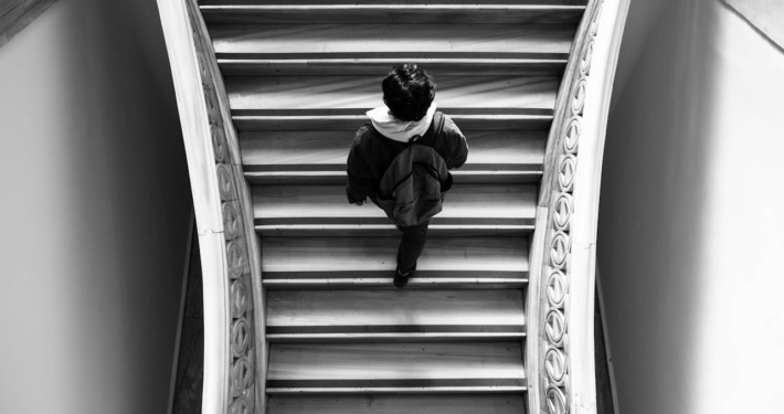 Als je moeder ouder wordt maar thuis wil blijven wonen hoe een traplift rust geeft voor jullie allebei