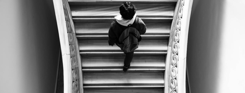 Als je moeder ouder wordt maar thuis wil blijven wonen hoe een traplift rust geeft voor jullie allebei