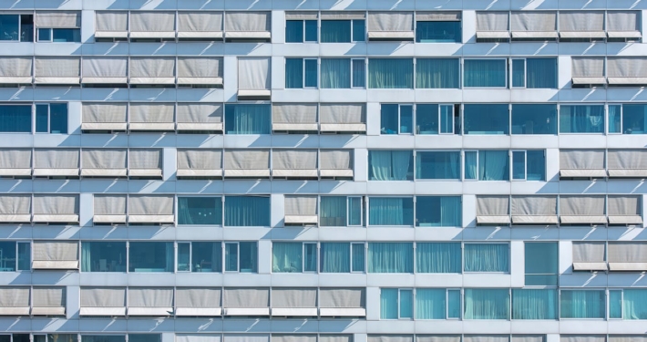 Licht, privacy en comfort regelen met moderne zonwering