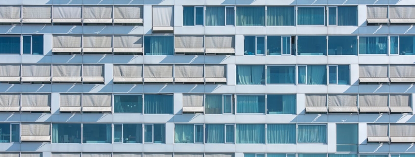 Licht, privacy en comfort regelen met moderne zonwering