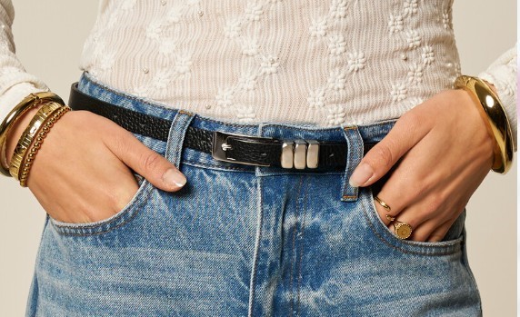 Accessoires die je outfit redden (of slopen)