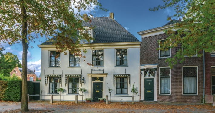 Breng licht en karakter in huis met een stalen deur op maat