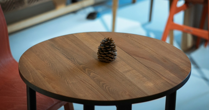 Een ovale mangohouten eettafel als warm middelpunt in huis