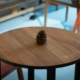 Een ovale mangohouten eettafel als warm middelpunt in huis