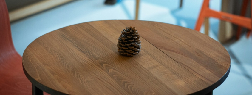 Een ovale mangohouten eettafel als warm middelpunt in huis