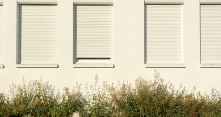 Zo maak je je woning koeler en stiller met rolluiken