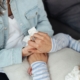 Twee vrouwen houden elkaars hand vast als steun