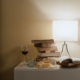 Nachtkastje met boeken, een lamp en een glas wijn, thrillers van Esther Verhoef