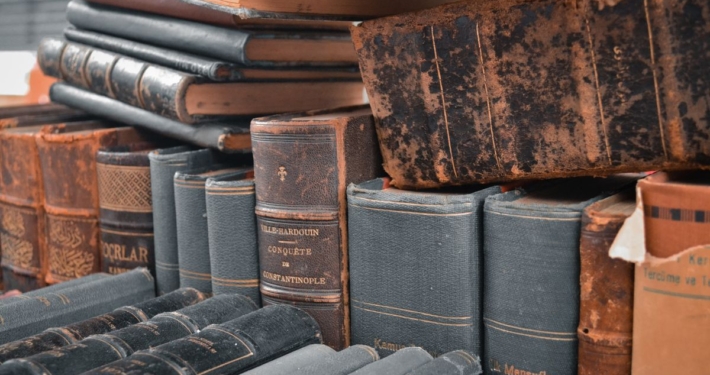 Stapel oude in leer gebonden boeken, historische romans van Simone van der Vlugt