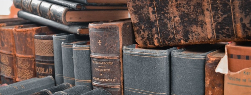 Stapel oude in leer gebonden boeken, historische romans van Simone van der Vlugt